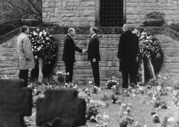 Helmut Kohl und Ronald Reagan auf dem Soldatenfriedhof in Bitburg (5. Mai 1985)